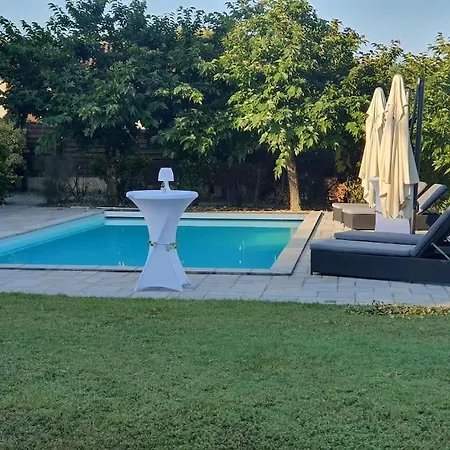 Avec Piscine Et Sur La Route Des Vins La Brede